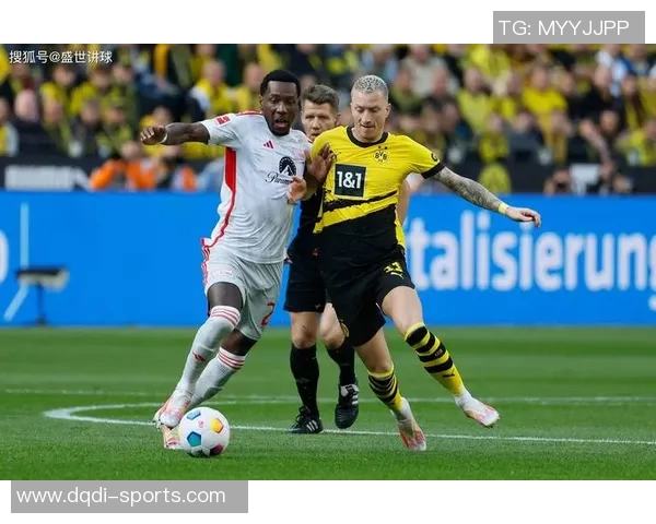 德甲激战曼联大胜多特蒙德补时进球引发争议判罚全场沸腾